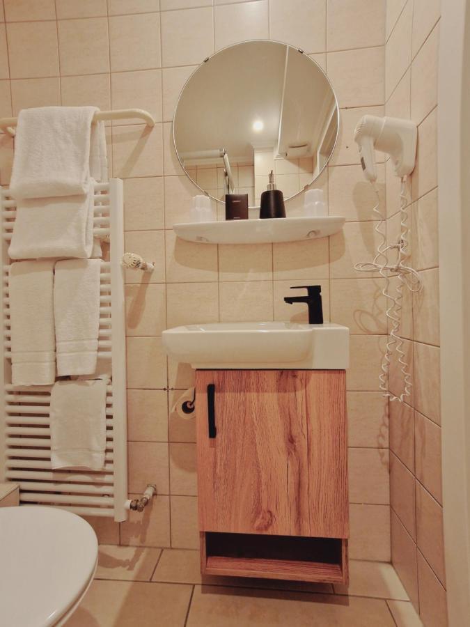 Bivius Hotel Restaurant Luxembourg Штрассен Екстер'єр фото