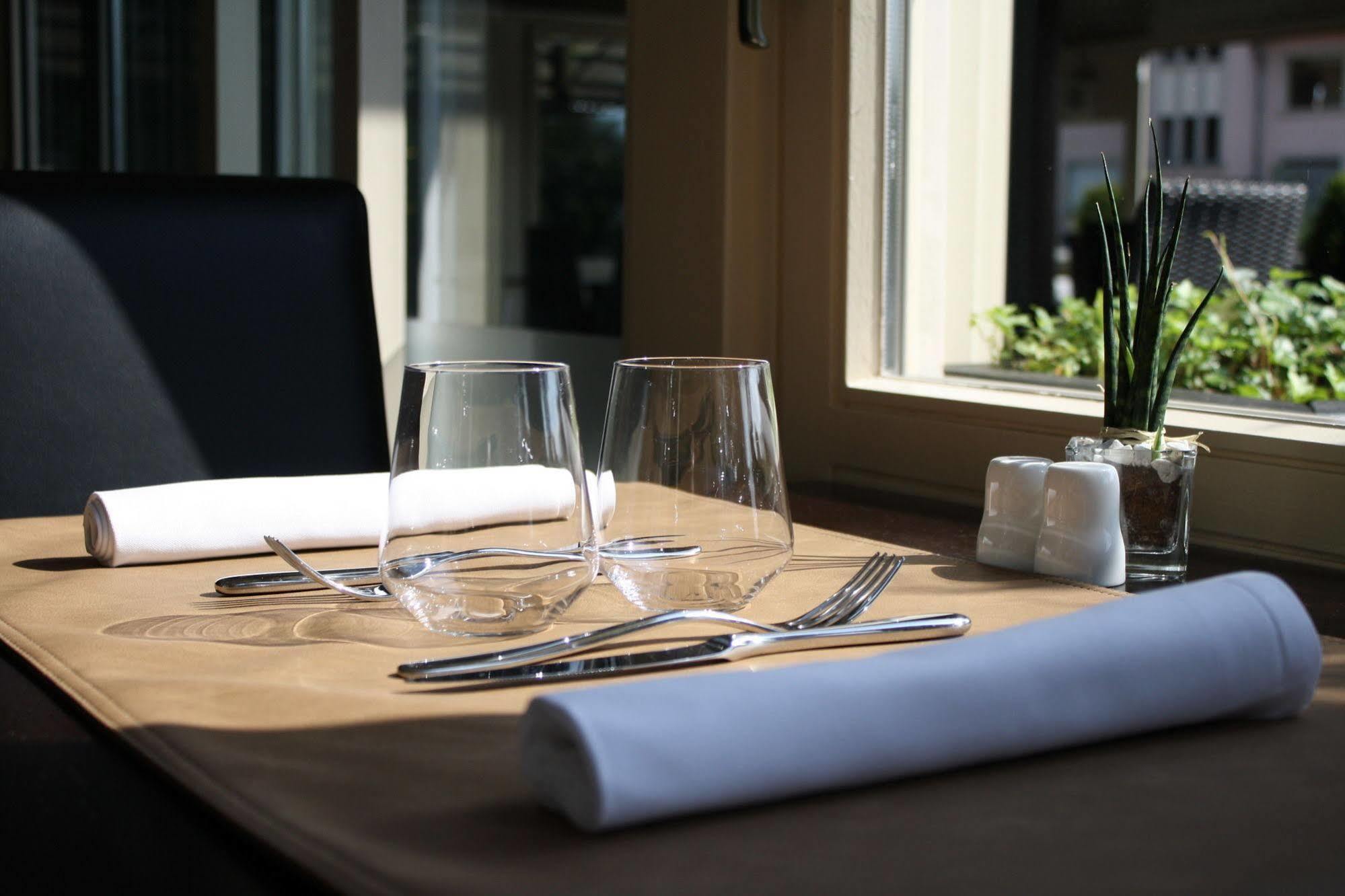 Bivius Hotel Restaurant Luxembourg Штрассен Екстер'єр фото