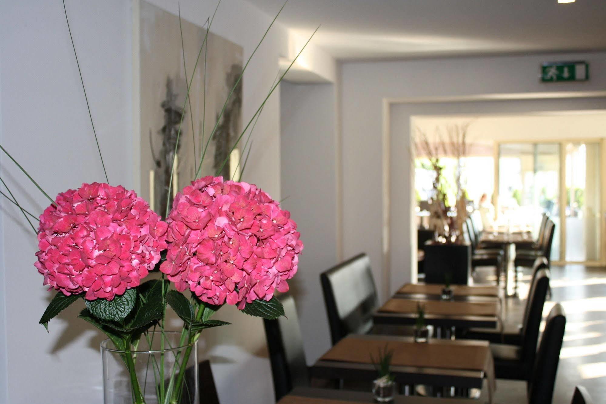 Bivius Hotel Restaurant Luxembourg Штрассен Екстер'єр фото